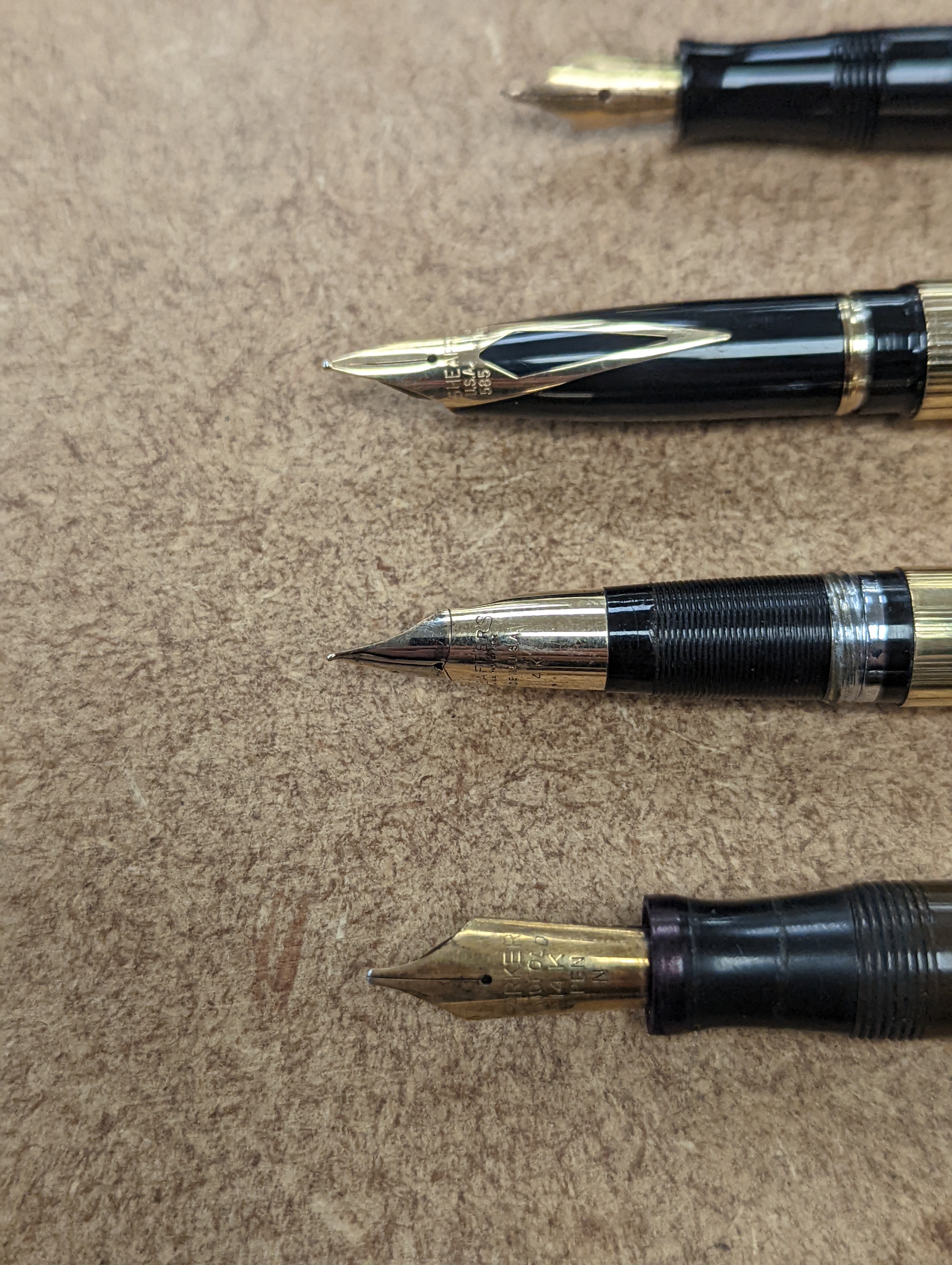 A quantity of fountain pens, 19 in total.